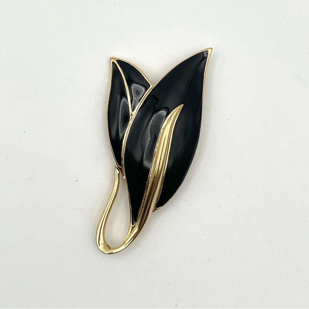 Vintage Trifari Signed Black Enamel Gold Tone Leaf Brooch Pin